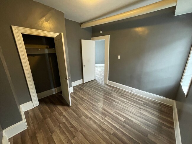 Building Photo - Spacious 2 bedroom 1 bath apartment for re...