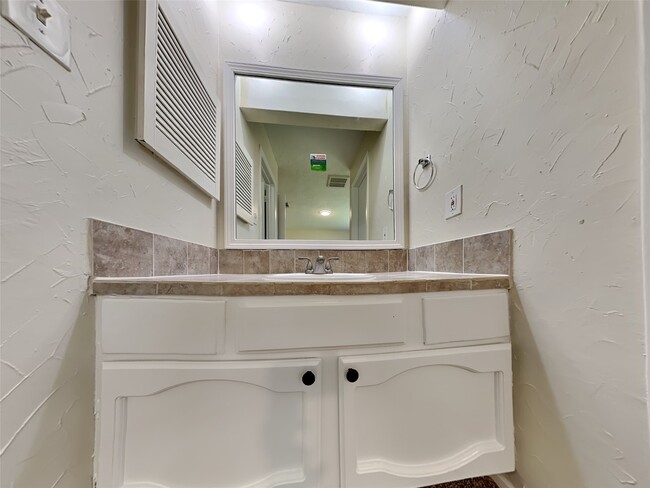 Building Photo - 14114 Fleur De Lis Blvd