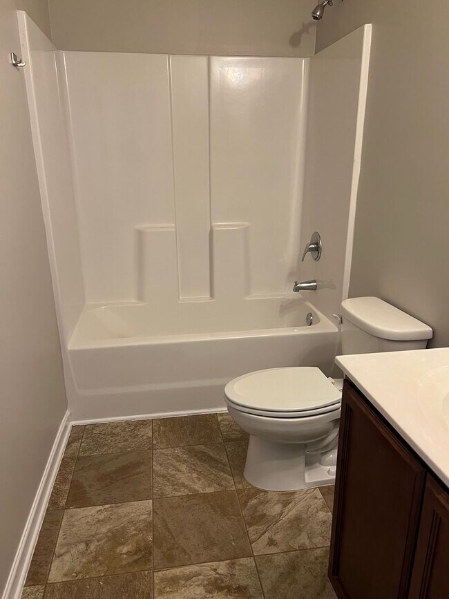 Building Photo - 3 bedroom, 2.5 bath home in Longs!