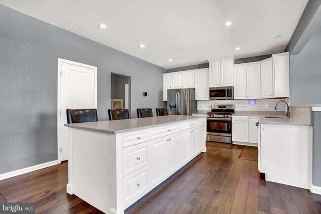 Building Photo - 1704 Scenic Manor Dr