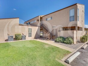 Building Photo - 2673 E Oakleaf Dr