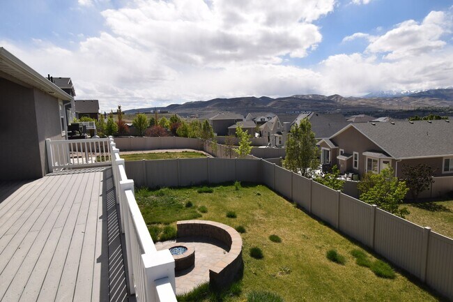 Building Photo - Spacious and Bright 5 Bed 3.5 Bath in Riverton!!