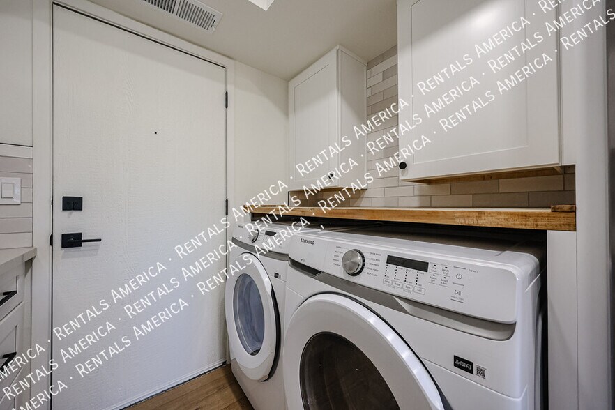 Building Photo - 8821 S 48th St