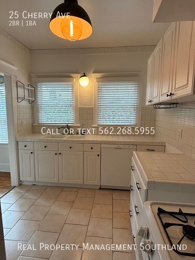 Building Photo - Beautiful 2 Bedroom 1 Bath available now i...