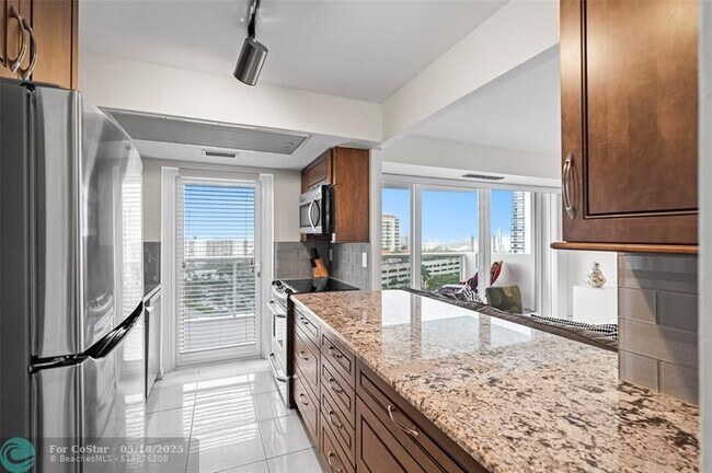 Building Photo - 2841 N Ocean Blvd
