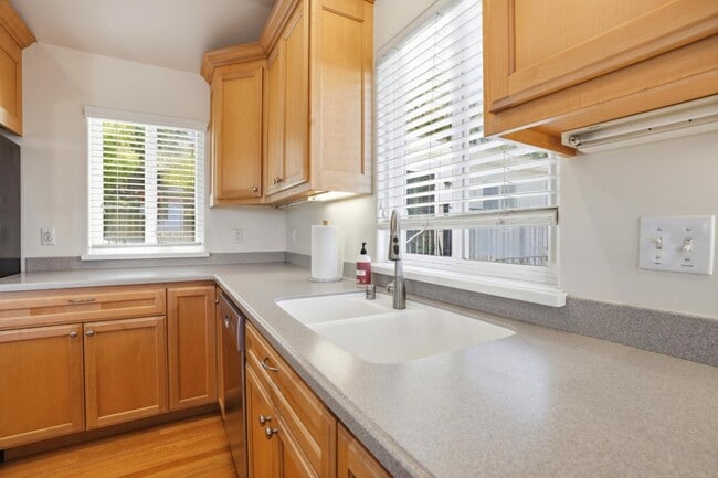 Building Photo - 531 Upland Rd