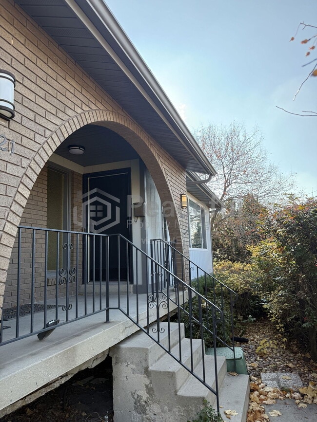 Primary Photo - 2025 Broadmoor St S