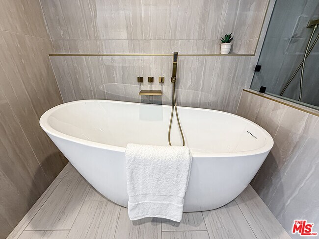 Building Photo - 1133 5th St