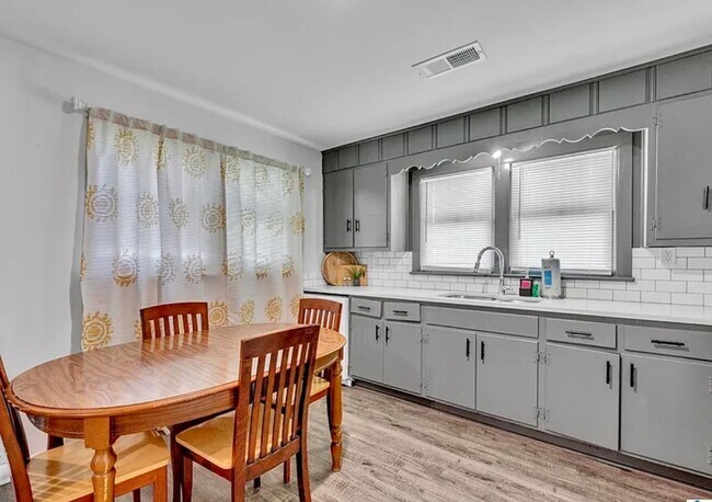 Building Photo - 4 bedroom 2 Bath - Available Now