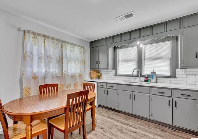 Building Photo - 4 bedroom 2 Bath - Available Now on Main A...
