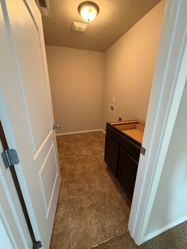 Building Photo - Check out our move in special on this charming Very Spacious 2-Story Home for Rent in Pasco, WA!