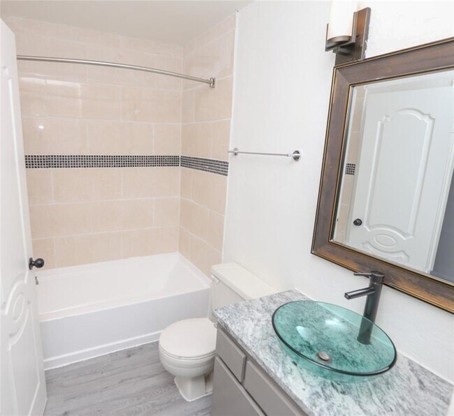 Building Photo - 2700 Westridge St