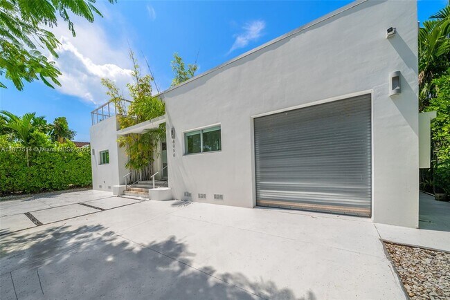 Building Photo - 6050 La Gorce Dr