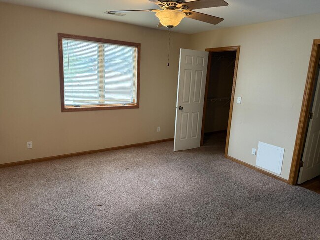 Building Photo - 433 Sarah Cir