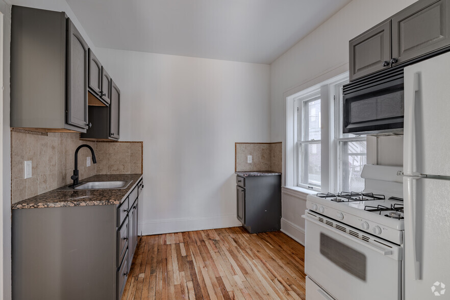 2BD, 1BA - 1,045SF - KITCHEN - Esther's Place