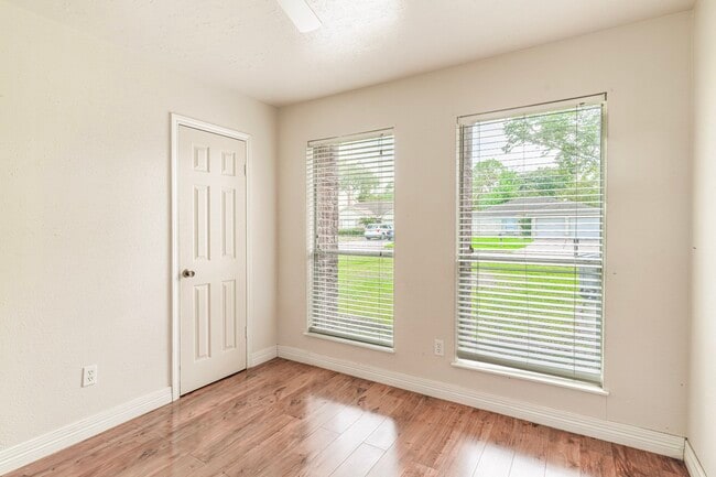 Building Photo - 22018 Kenlake Dr