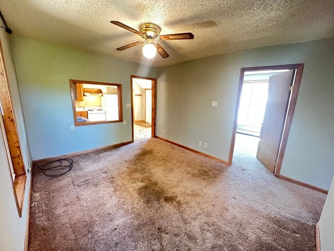 Building Photo - Upper Level 2 Bedroom Apartment - AVAILABLE JUNE