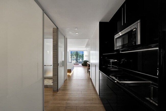 Building Photo - 2201 Collins Ave