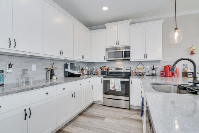 Building Photo - 4 Bedroom 2 Bathroom Two Story Home