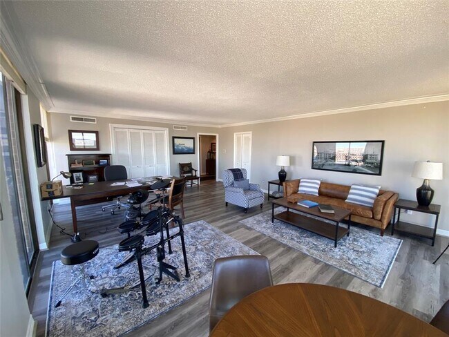 Building Photo - 1122 Colorado St