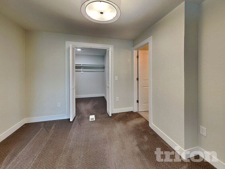 Building Photo - 16384 E Brunswick Pl