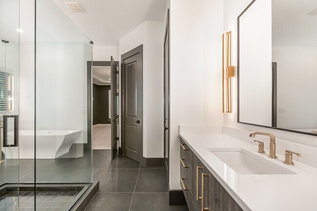 Building Photo - Stunning 5-Bedroom, 5-Bathroom Home with Chef's Kitchen and Luxurious Features