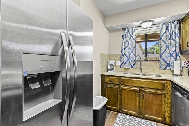 Building Photo - 214 Metz Dr