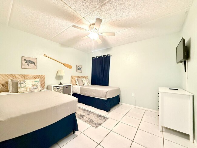 Building Photo - Coastal comfort awaits in this furnished 2Bedrooms / 2Baths condo in Daytona Beach!