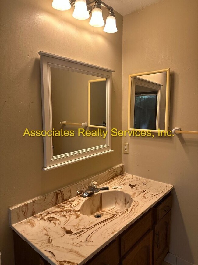 Building Photo - 3/2 North West!- 2 Weeks Free rent with im...
