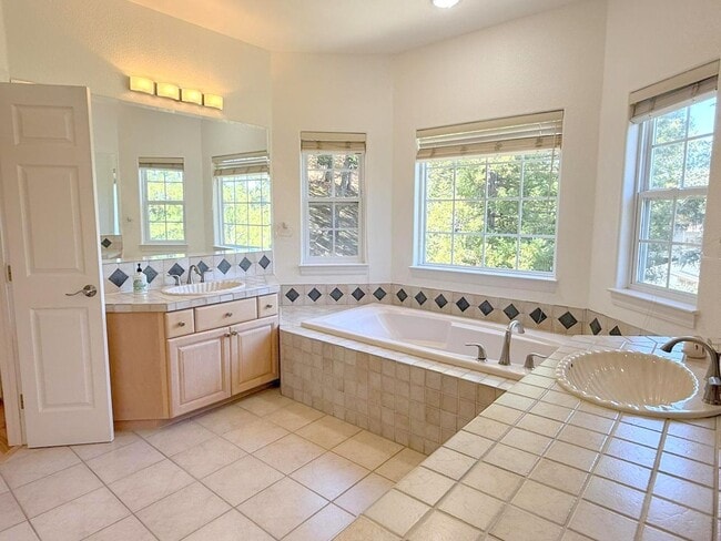 Building Photo - Westside Alamo Custom Estate With Beautifu...