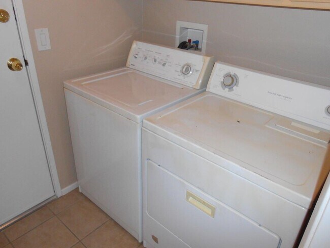 Building Photo - Beautiful Spacious Townhome in Gated Community