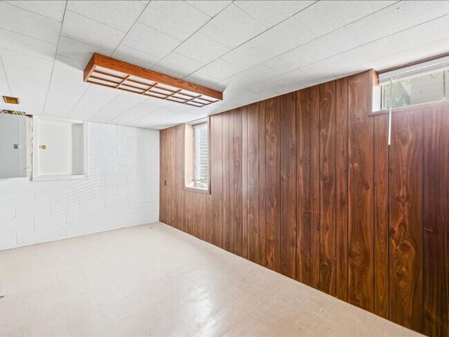 Building Photo - Spacious 3-Bedroom Home with Oversized Garage Space!