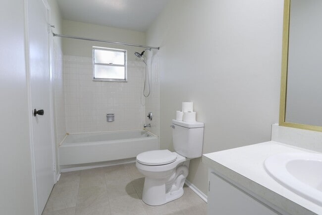 Building Photo - 5005 Ledgewood Way