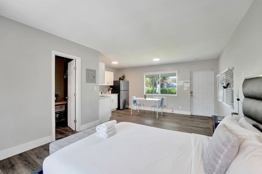 Building Photo - 3204 NE 9th St