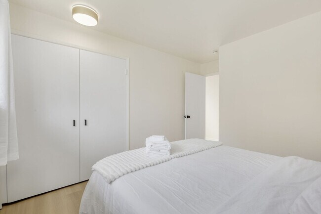 Building Photo - 12527 SE 52nd St