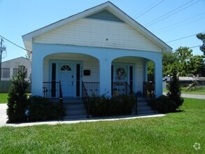 Building Photo - N261
