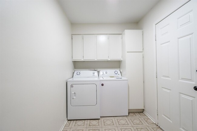Building Photo - 2106 Lamplight Village Cir