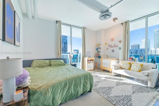 Building Photo - 700 NE 25th St