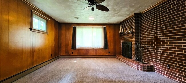 Building Photo - Brick ranch in Southside with large privat...