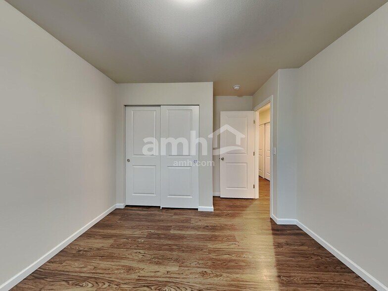 Building Photo - 18946 Lipoma Ave E