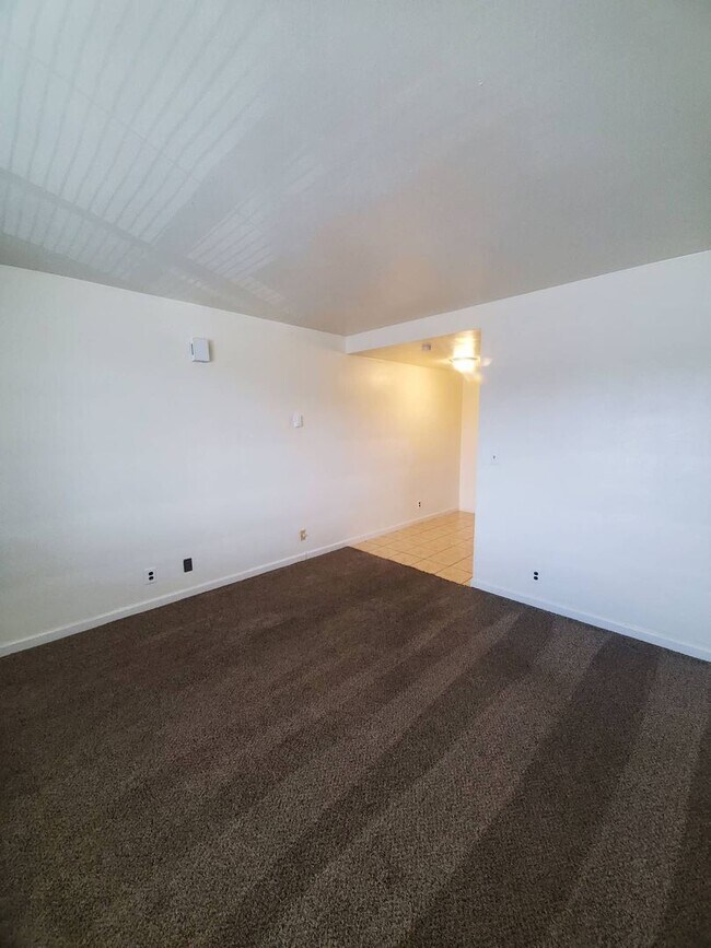 Building Photo - 1 Bedroom Apartment-August rent FREE!