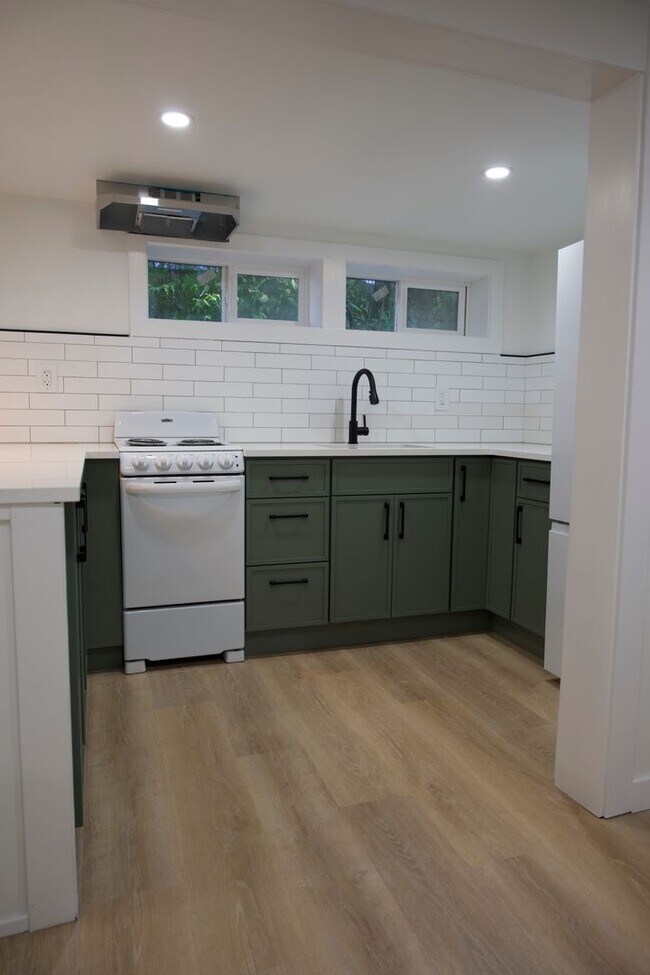 Building Photo - 1bd/1ba Seattle Triplex