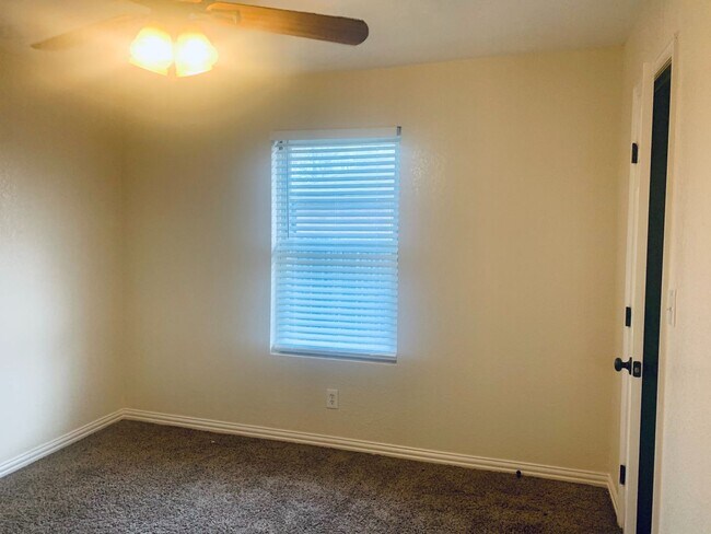 Building Photo - Beautiful 3 bed, 2 bath home in Noble!--12...