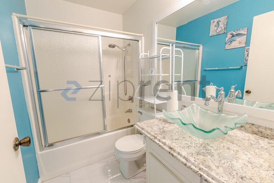 Building Photo - Unit