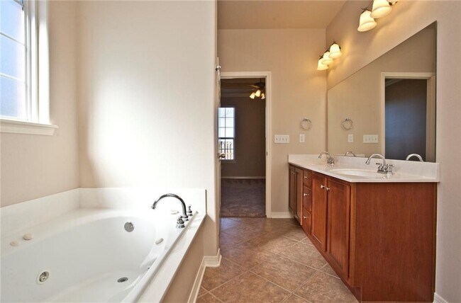 Building Photo - 3004 SW Camden Dr