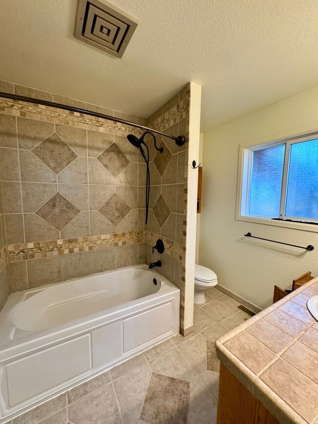 Building Photo - Adorable Home in SW Redmond with Huge Back...