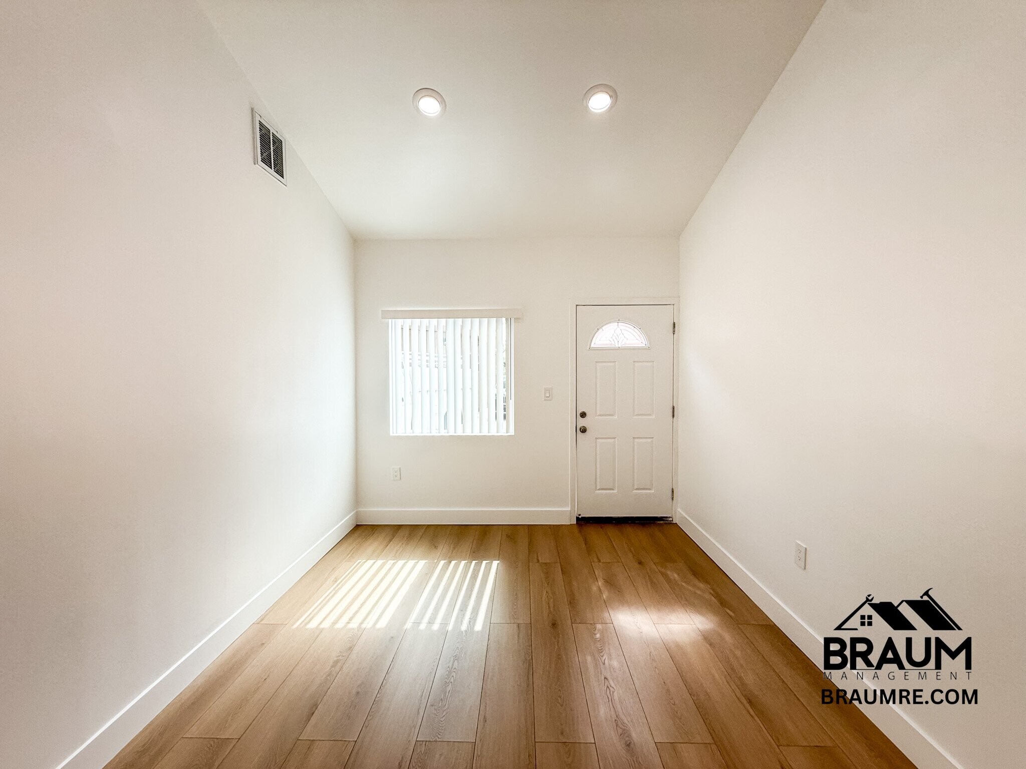 Building Photo - 1109 La Peer Dr