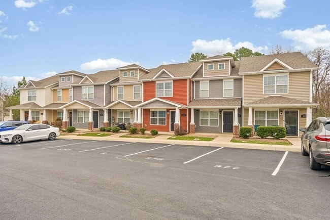 Building Photo - Nice Townhome in Governors Crossing Ready for you to Call home before Christmas