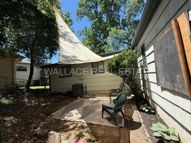 Building Photo - ADORABLE HOUSE IN SoKno WITH 3 BEDROOMS!!