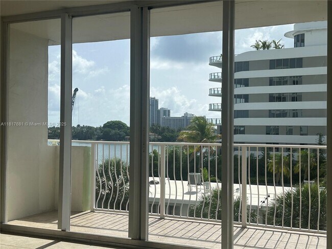 Building Photo - 10350 W Bay Harbor Dr